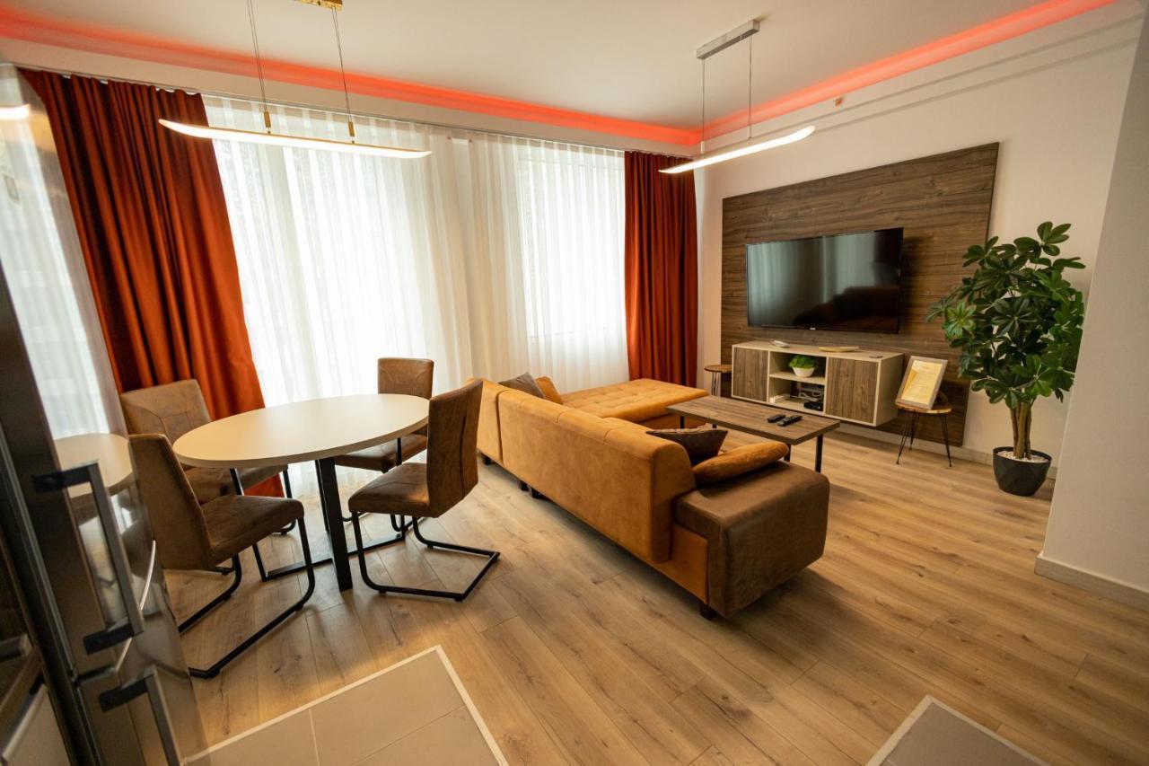 19Th & 18Th Floor Secure Apartments With Pool & Fitness & Parking Included In Price Скопие Екстериор снимка